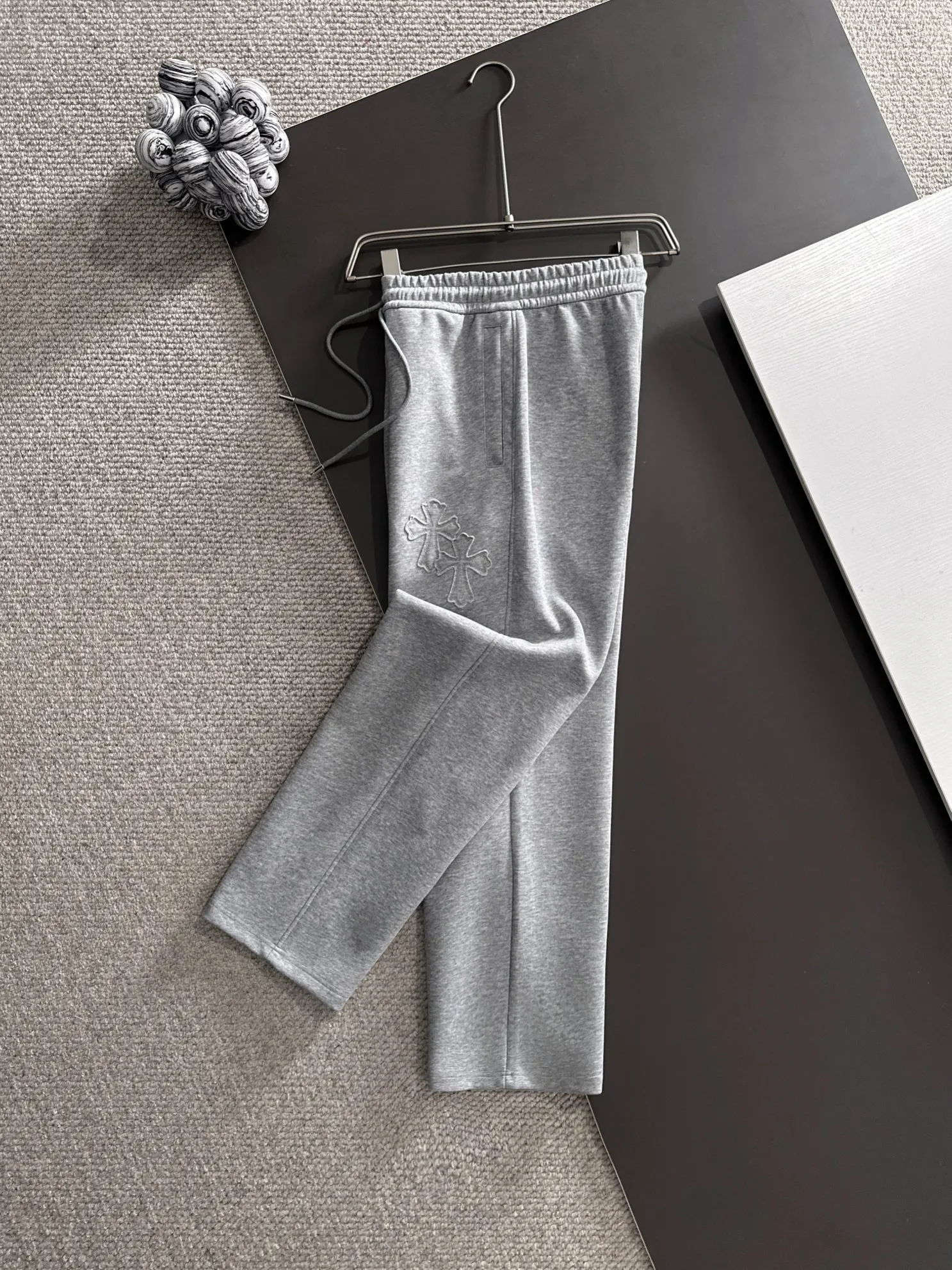 P310 Chrome Hearts* (exclusive quality in the market) hot style 2꯭0꯭2꯭5 new autumn pants original ⌚️ high version Chrome Hearts The fabric is made of 380g high-density double-sided Chinese custom fabric. No deformation, no shrinkage, three-dimensional drape. Introduction to the process: front and back burnt appliqué embroidery. Customized hardware accessories. Color: gray SIZE: M-XXXL